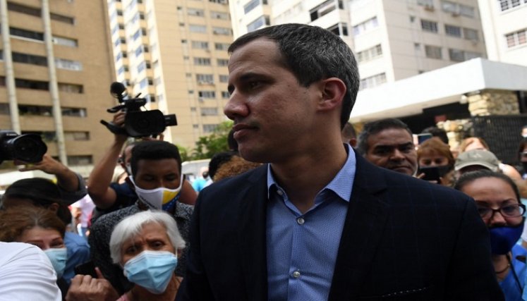 El líder opositor Juan Guaidó es recibido por sus vecinos frente a su residencia en Caracas, el 12 de julio de 2021./Foto: AFP