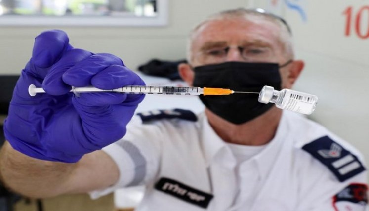 Israel da marcha atrás en aplicar tercera dosis contra el coronavirus a enfermos de cáncer./Foto: AFP
