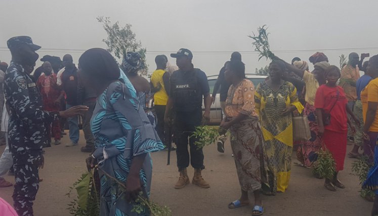 Los padres de los estudiantes secuestrados se encuentran en Kachia Road que conduce a la escuela Bethel Baptist School, después de que 140 estudiantes internos fueron secuestrados por hombres armados en Kaduna. / Foto: AFP