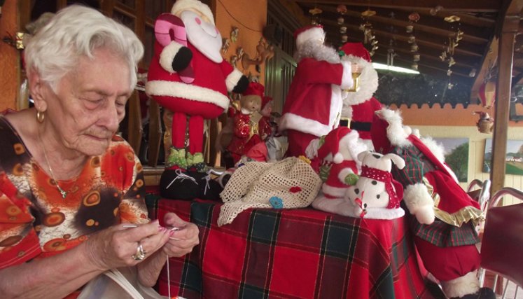 Murió Raquel Vega, con toda una vida coleccionando Papá Noel. En cada Navidad eran los invitados de honor en su casa. A la edad de 102 años se marchó al más allá como entre un sueño./ Foto: Cortesía