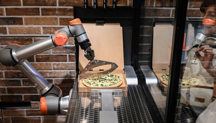 El robot para hacer pizzas de la startup parisina Pazzi, que comenzó a operar en el corazón de París, puede ser el precursor de un ejército de futuros robots cocineros en todo el mundo. El pequeño restaurante Pazzi, en el distrito de Beaubourg, es el segundo en abrir, después del centro comercial Val d'Europe, que abrió en noviembre de 2019. / Foto: AFP