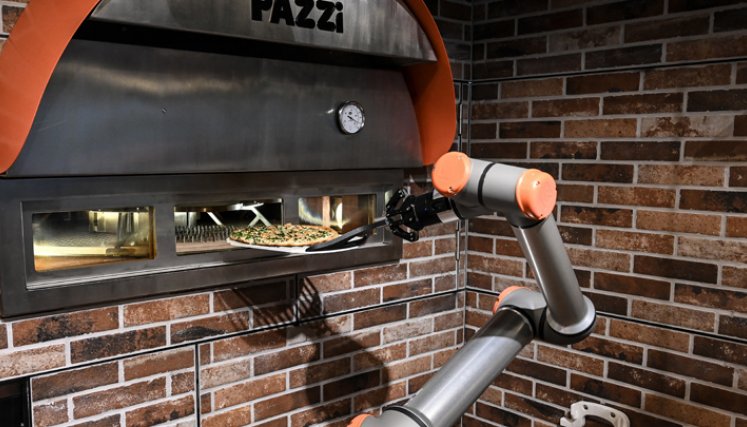 El robot para hacer pizzas de la startup parisina Pazzi, que comenzó a operar en el corazón de París, puede ser el precursor de un ejército de futuros robots cocineros en todo el mundo. El pequeño restaurante Pazzi, en el distrito de Beaubourg, es el segundo en abrir, después del centro comercial Val d'Europe, que abrió en noviembre de 2019. / Foto: AFP