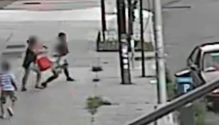 En las escenas se ve el momento en que un hombre sale de un auto y se lleva a un niño de 5 años. / Foto: Captura de video