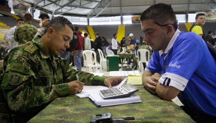 Las entidades públicas o privadas no podrán exigir al ciudadano la presentación de la tarjeta militar para ingresar a un empleo.