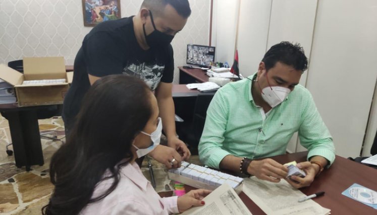 (Izquierda) María Virginia Valencia, secretaria Hacienda Cúcuta, junto a su par del departamento, Óscar Gerardino, quien recibe las tarjetas de los vehículos extranjeros registrados que no han sido reclamadas. / Foto: Cortesía