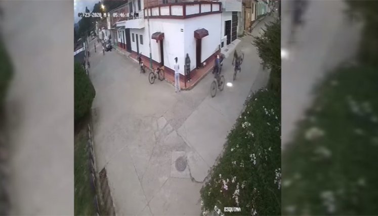 Algunos pueden deducir que hay un problema estructural en la vía que origina estas situaciones en el mismo tramo de la calle.  / Foto: Captura de video