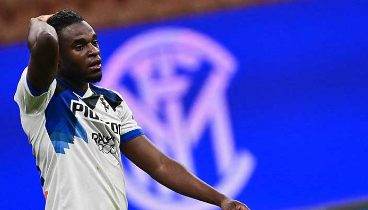 Duván Zapata, delantero del  Atalanta de Bérgamo podría definir su futuro en los próximos días. 