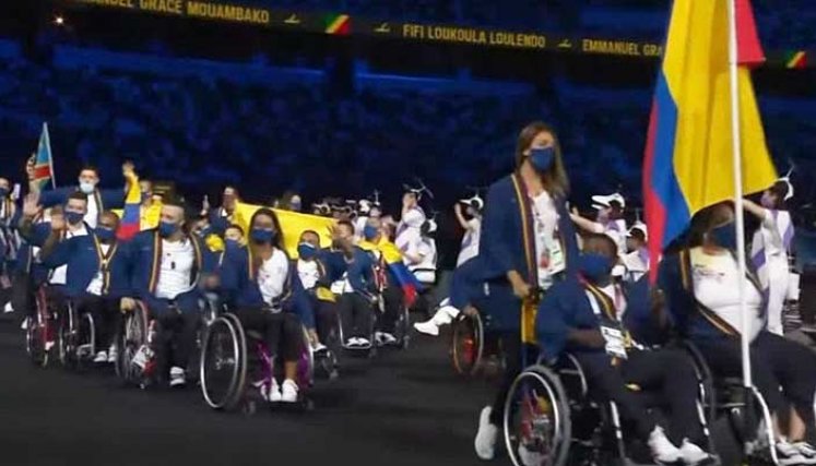 La delegación de Colombia desfiló con algunos de sus deportistas en la inaguración de los Juegos Paralímpicos de Tokio 2020