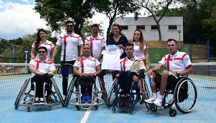  William Martínez, Joan Gómez, Jorjan Cipriano, y Yair Santamaría, acompañados de la extenista Fabiola Zuluaga 