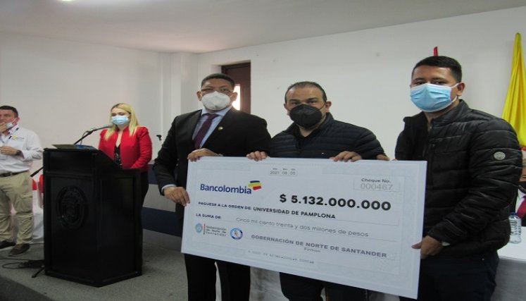 El gobernador Silvano Serrano entregó al rector Ivaldo Torres, el cheque por $ 5.132 millones. /Roberto Ospino/ La Opinión 