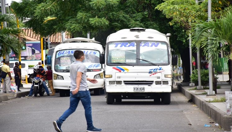 Los conductores señalan que el pasaje debe mantenerse en $2.200, porque todos los repuestos han subido y las empresas se encuentran en un momento crítico. /Archivo/ La Opinión 