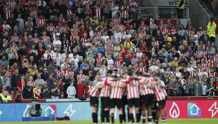 Los espectadores llenan las gradas mientras Brentford se apiñan antes del inicio del partido de fútbol de la Premier League inglesa entre Brentford y Arsenal en el Brentford Community Stadium de Londres. / Foto: AFP