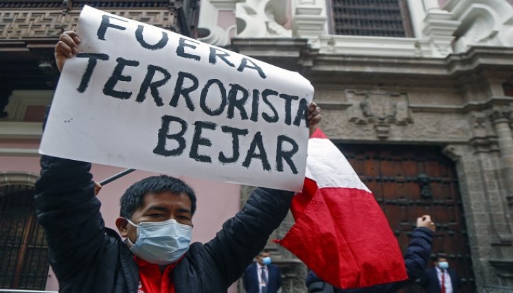 Héctor Béjar presentó al presidente de Perú, Pedro Castillo, su renuncia al cargo, por polémicas declaraciones que provocaron protestas. / Foto AFP