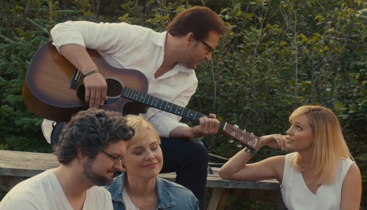 Es protagonizada por Peter Facinelli, Andrea Roth, Jasper Polish y Sara Fletcher.