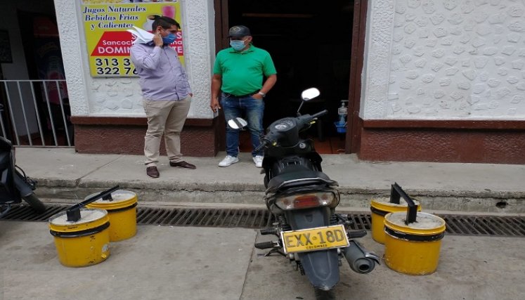 Elementos como los de la foto se ubicaban en las calles para impedir que los carros se parquearan al frente de los establecimientos comerciales. / Cortesía/ La Opinión 