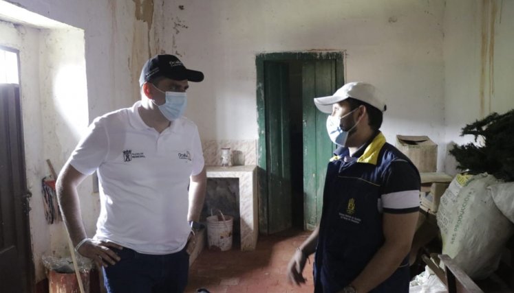 El equipo técnico de la Consejería Departamental de Gestión del Riesgo y Atención de Desastres adelantan la inspección ocular para determinar el estado actual de la estructura.