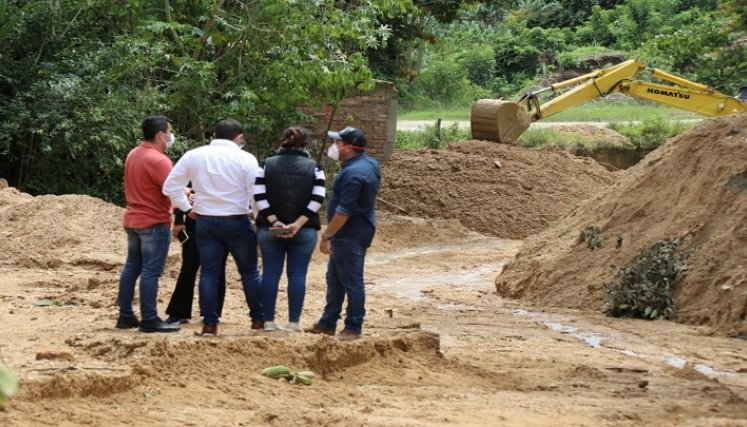 Un equipo técnico adelanta la remoción de escombros en las zonas afectadas por el invierno en Ocaña.