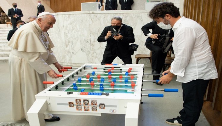 La foto muestra al Papa Francisco jugando al futbolín al margen de su audiencia semanal en el Vaticano./ Foto AFP