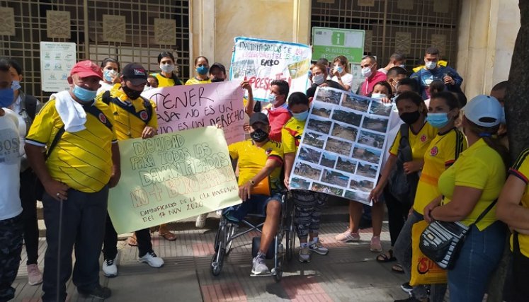 Plantón de damnificados del barrio 23 de Enero afuera de la Alcaldía de Cúcuta./Foto: La Opinión
