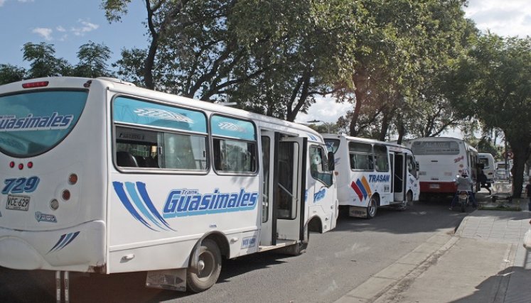 Muchos conductores señalan que el aumento del pasaje los pone a competir con la piratería, sin embargo, otros aseguran que con la crisis económica el alza en la tarifa si es una buena opción. /Foto: Archivo/ La Opinión 