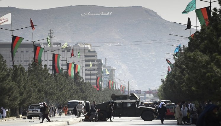 Los combatientes talibanes bloquean las vías con vehículos militares cerca del aeropuerto de Kabul.  AFP