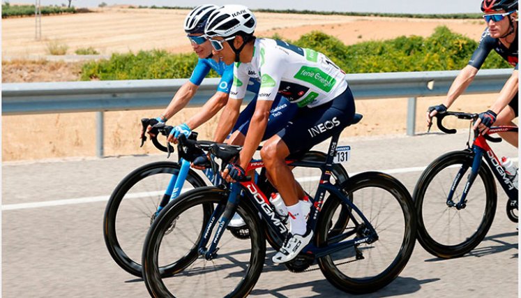 Supermán López y Egan Bernal n la Vuelta a España. 