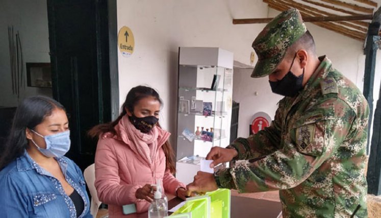 El sargento del Ejército Nacional, Edwin Agredo Parra, representante del medio ambiente. / Cortesía / La Opinión