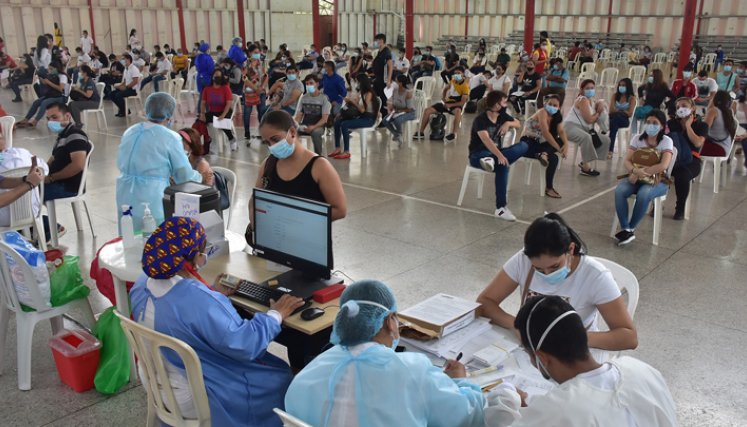 Jóvenes le dijeron si a la vacunación 