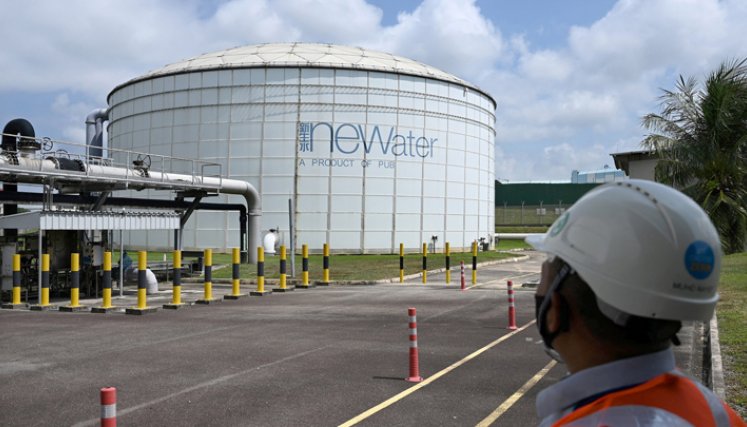 Bombas gigantes en Singapur ayudan a transformar las aguas residuales en agua tan limpia apta para el consumo humano. / Foto: AFP 