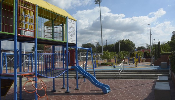 Esta cancha-parque es un lugar que se construyó para los vecinos de Antonia Santos. En la actualidad, el espacio presenta una dinámica comercial, cultural y deportiva fluida.