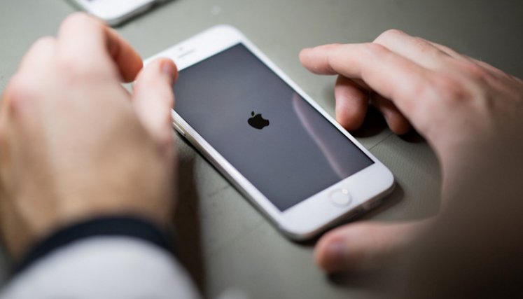 Apple aseguró que una de sus herramientas de detección de fotografías problemáticas, desarrollada por expertos en criptografía, es "segura y fue diseñada expresamente para preservar la privacidad del usuario". / Foto: AFP