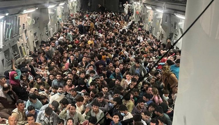 La imagen, que se ha hecho viral, fue tomada en el interior de un avión C-17 de transporte de la fuerza aérea de Estados Unidos. Fue hecha y divulgada por el  sitio de información militar Defense One. / Foto: Twitter