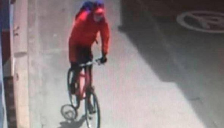 La mujer ingresó a un establecimiento comercial sin percatarse de que el hombre la seguía.