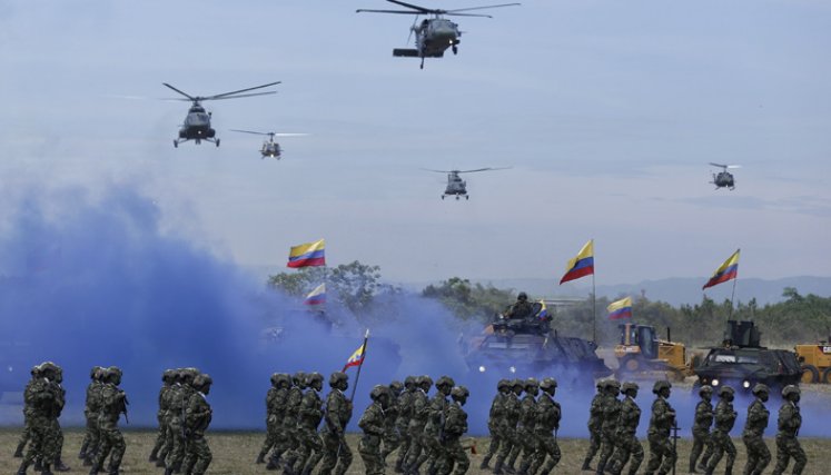 Un sol inclemente hizo presencia en el Fuerte Militar de Tolemaida durante toda la conmemoración del Bicentenario de la Batalla de Boyacá, que inició pasadas las 10 de la mañana con una demostración militar por parte del Ejército. / Foto: Colprensa