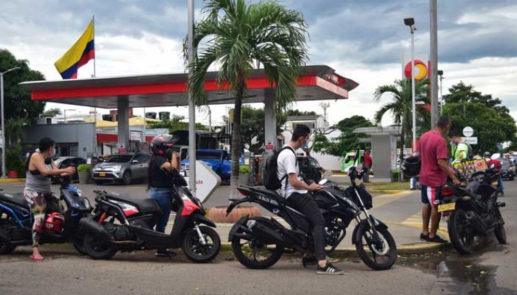 Colas en estaciones de gasolina 