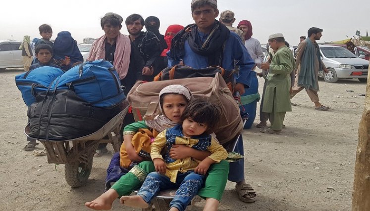 Afganos varados llegan para regresar a Afganistán al punto fronterizo con Pakistán y Afganistán, después de que el presidente Ashraf Ghani huyera del país y admitiera que los insurgentes habían ganado la guerra de 20 años. / Foto AFP