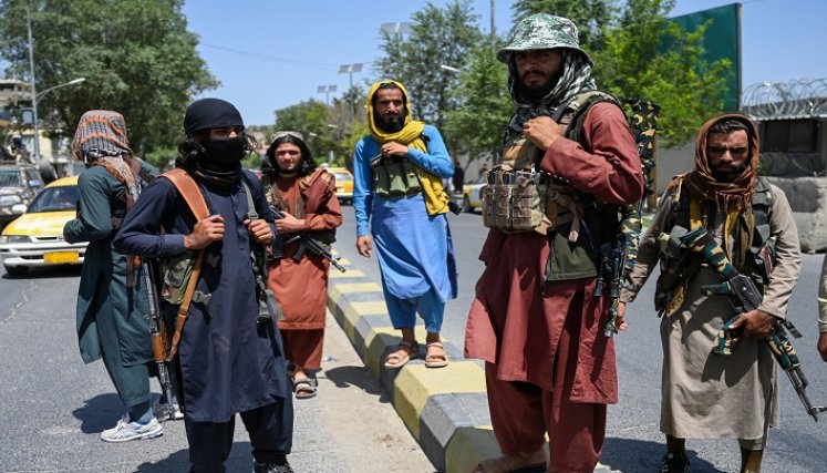 Combatientes talibanes montan guardia a lo largo de una carretera cerca de la plaza Zanbaq en Kabul./ Foto AFP