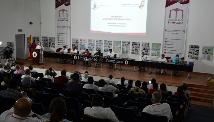 El evento de clausura estuvo acompañado de condecoraciones a los docentes que hicieran la mejor publicación en el campo de historia. 