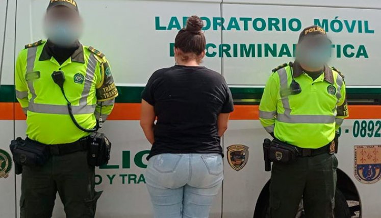 Intentó sobornar a un policía y la capturaron 