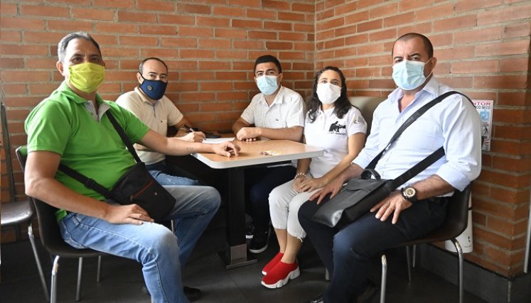Raúl Márquez, Alejandro Peñaloza (asesor), Carlos Jiménez (subgerente comercial), Laura Romero (directora), y Jorge Jiménez (gerente comercial) 