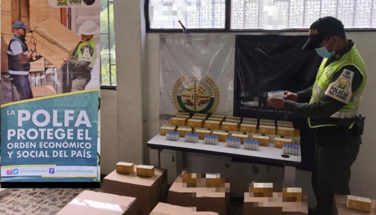 Los uniformados le hicieron la señal de pare a un bus de servicio público que cubría la ruta Medellín-Cúcuta, al que le hicieron la inspección y encontraron en cajas de cartón las medicinas. / Foto: Polfa