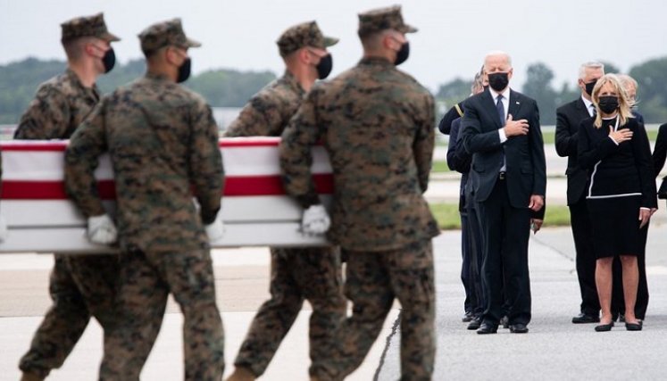 Muy criticado, Biden recibe los restos de los militares muertos en Afganistán./Foto: Internet