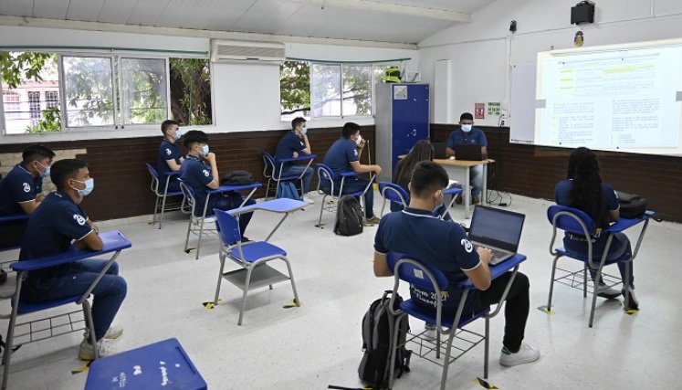 El 90% del profesorado y adminstrativos ya se aplicaron la vacuna; el aforo máximo por salón es de 15 estudiantes.
