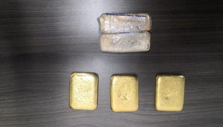 La Policía descubrió el oro en las plantillas de los zapatos.