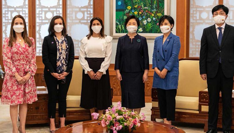 María Juliana Ruiz se reunió con su homóloga Kim Jung-sook y  la ministra de Equidad de Género y Familia, Chung Young-ai. / Foto: Cortesía