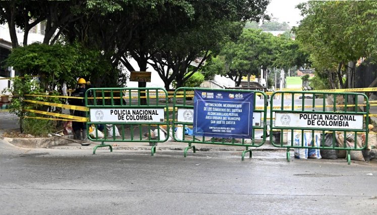 Se está reparando una rejilla por el paso indiscriminado de transportes públicos y privados, lo que profundiza la congestión vehicular de la zona.