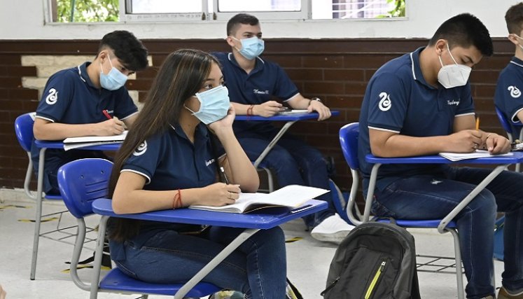 El 90% del profesorado y adminstrativos ya se aplicaron la vacuna; el aforo máximo por salón es de 15 estudiantes.