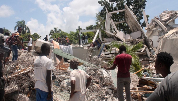 El terremoto de magnitud 7,2 causó al menos 304 muertos y más de 1.800 heridos en el sudoeste de Haití, avivando los dolorosos recuerdos del gran sismo de 2010. / Foto: AFP