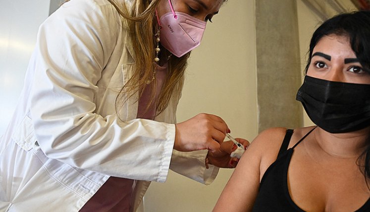 Las vacunas ya aprobadas para luchar contra la COVID-19 generaron miles de millones de dólares en ingresos a los grupos farmacéuticos que las producen. / Foto: AFP