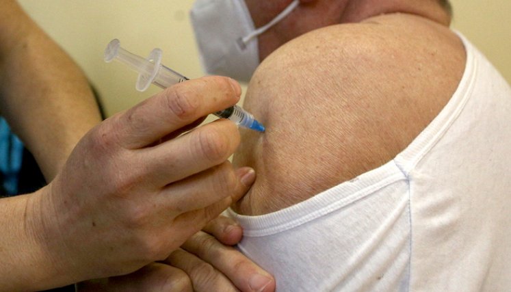 El ministro subrayó que los laboratorios no han considerado suspender la venta de sus biológicos al país y lamentó que esta situación se presentara en un momento en el que se está considerando la adquisición de vacunas para el próximo año. / Foto: AFP